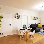 Old Cozy One Bedroom Apartment *