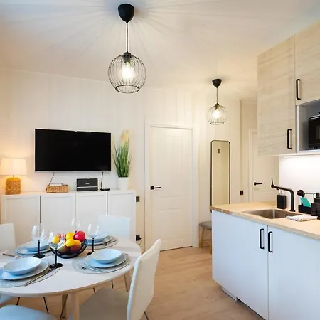 Old Cozy One Bedroom Апартаменти