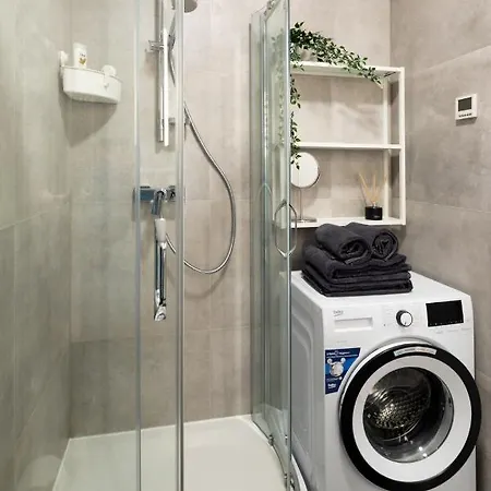 Old Cozy One Bedroom Апартаменти *