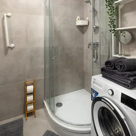 Old Cozy One Bedroom *