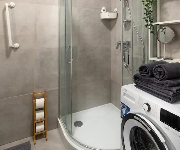 Old Cozy One Bedroom *