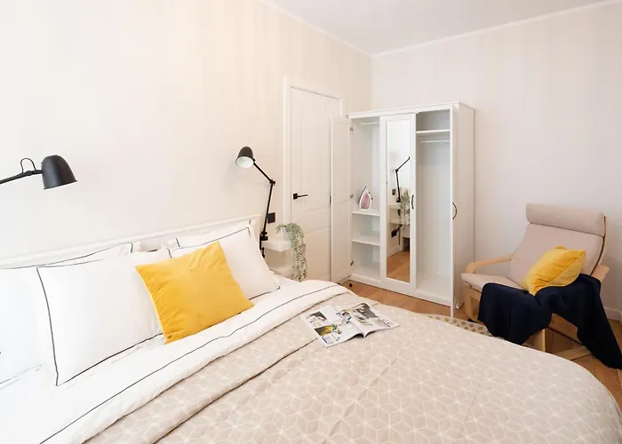 Old Cozy One Bedroom Apartment *