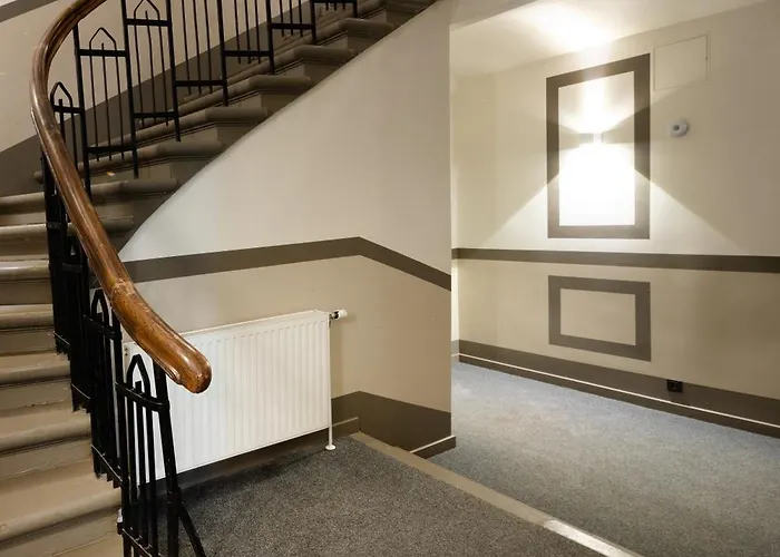 Old Cozy One Bedroom Apartment *