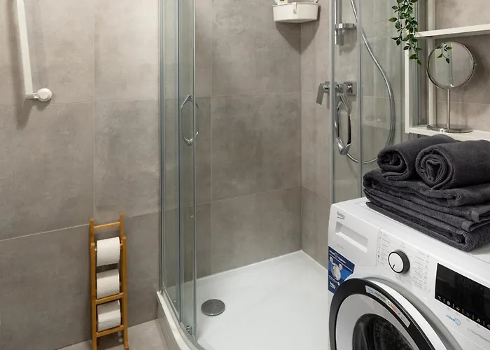 Old Cozy One Bedroom *